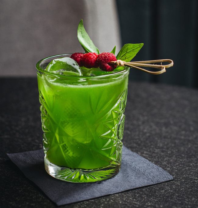 Gin Basil Smash: ein frisch-würziger Cocktail Basilikum von Jörg Meyer